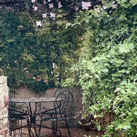 לינה וארוחת בוקר Cote Jardin Sainte-Suzanne (Mayenne)