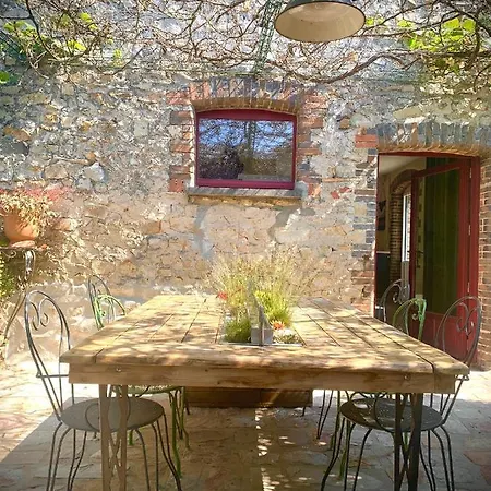 לינה וארוחת בוקר Cote Jardin Sainte-Suzanne (Mayenne)